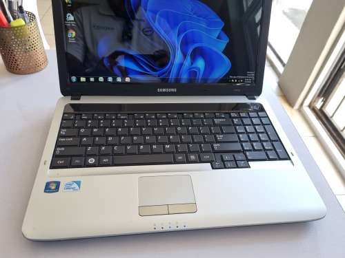 Samsung RV510 Intel Celeron Laptop/ 4GB RAM/ Windows 7 Ultimate
